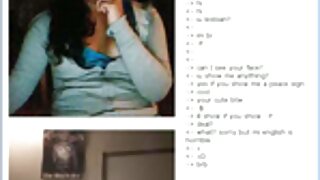 क्युट बेब कॅट यंग तिच्या शेव्ह केलेल्या पुसी अपस्कर्टसह खेळते